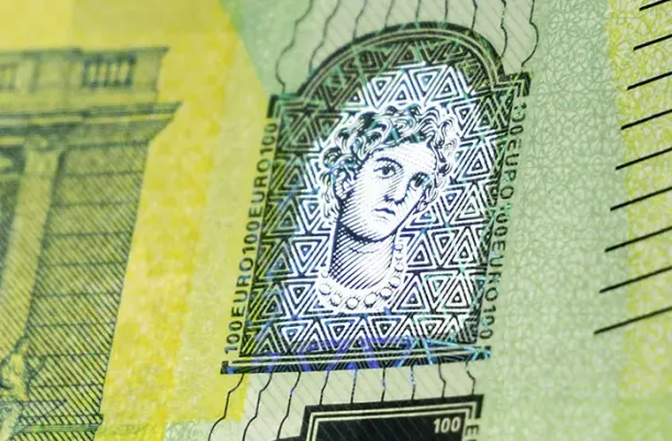 Corte a laser de uma nota de banco com janela e marca de segurança. 
